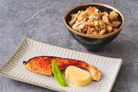 大きな焼き鮭と具材の旨味たっぷり　鮭＆炊き込みご飯